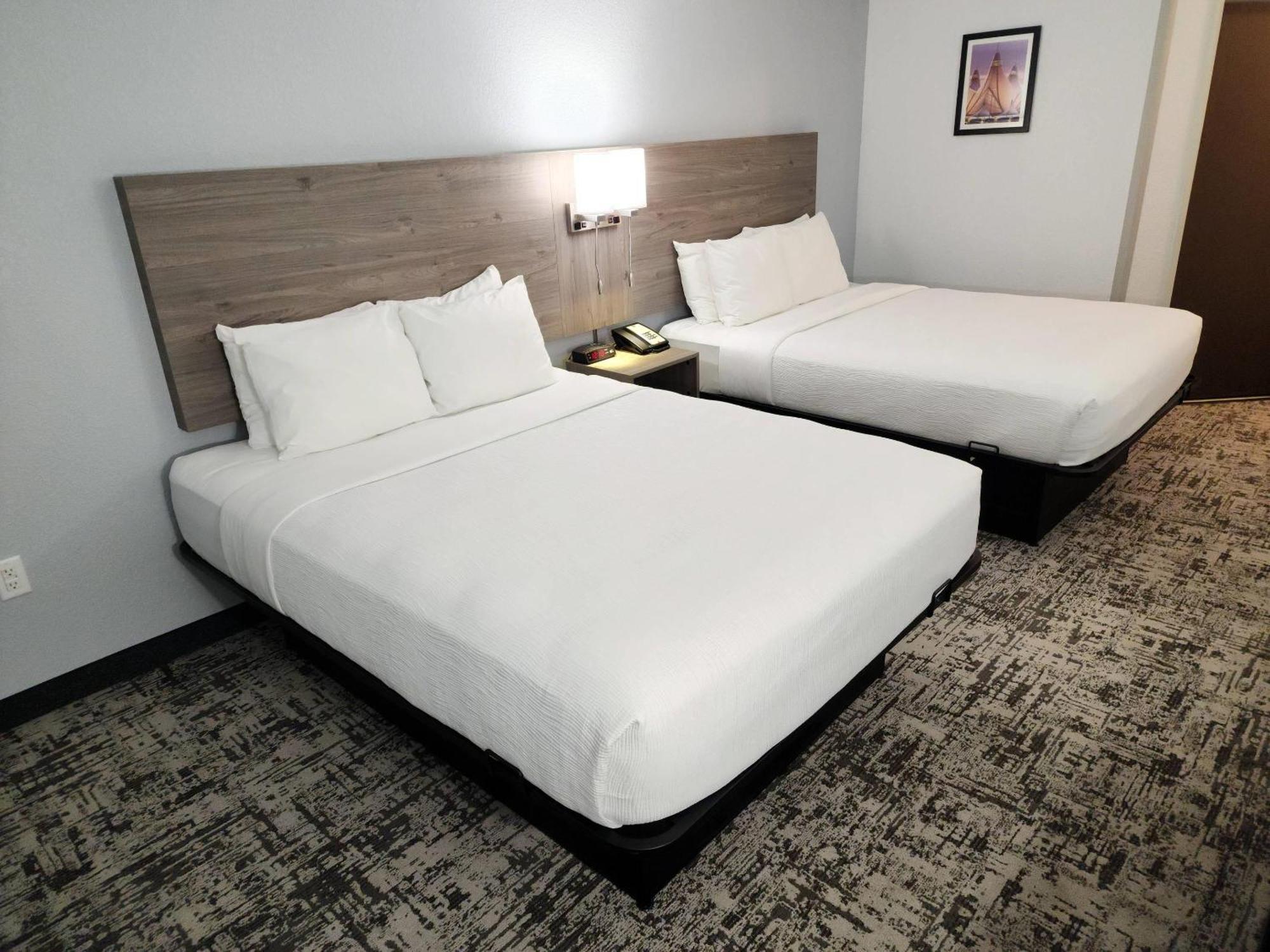 Quality & International Airport Hotel 3*