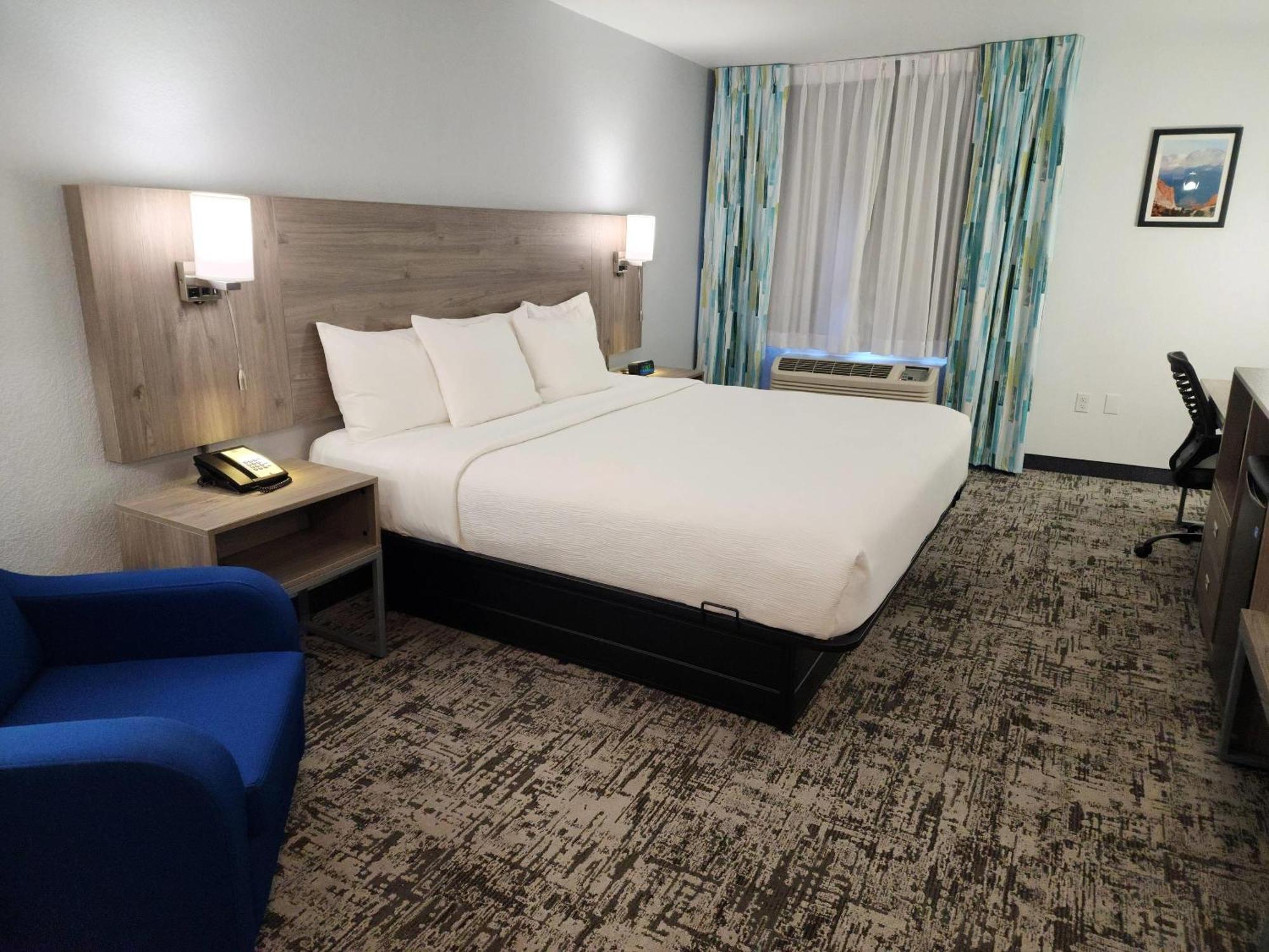Quality & International Airport Hotel 3*