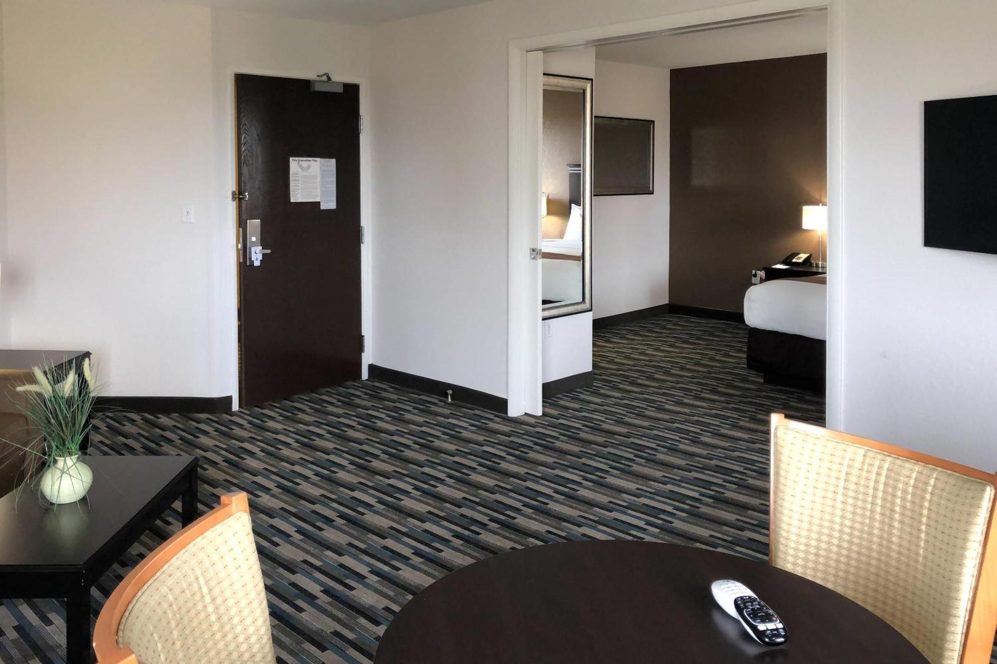 Quality & International Airport 3*